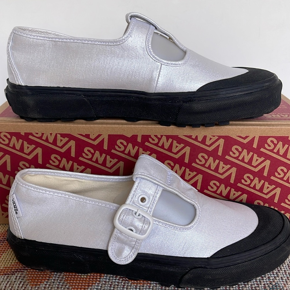 Vans WMNS Style 93
Coated Canvas True White
VN0A3XTJW00
Sneakers